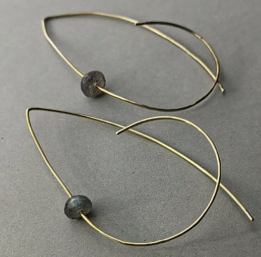Maca orecch labradorite.png